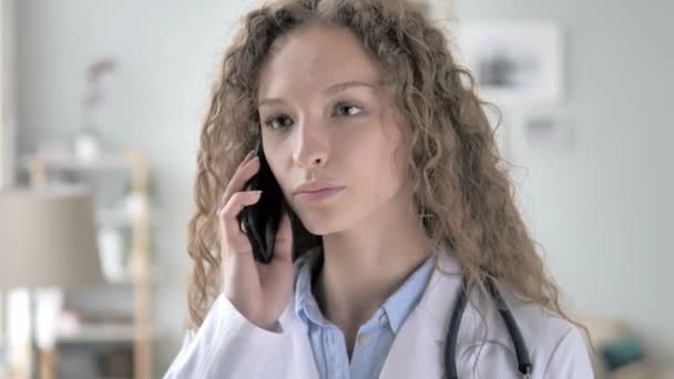 Young Lady Doctor Talking with Patient on Phone — Stock Video