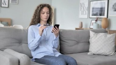 Kıvırcık saçlı kadın için online alışveriş arızası
