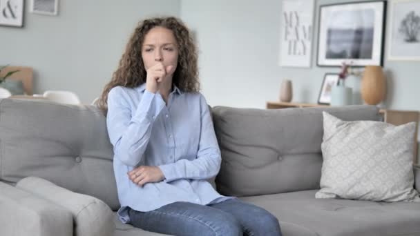 Sick Young lockigt hår kvinna hosta när du sitter på soffan — Stockvideo