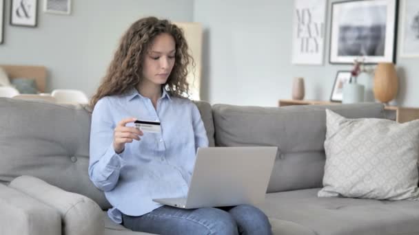 Online-Shopping-Fehlschlag einer Frau mit lockigem Haar, kein Geld in der Bank — Stockvideo
