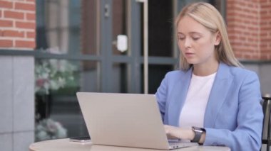 Laptop Outdoor çalışırken genç Iş kadını öksürük