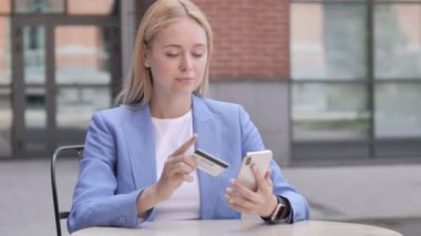 Smartphone genç Businesswoman için online alışveriş hatası