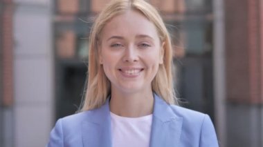 Memnun genç Işkadını tarafından Tamam, açık