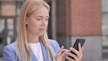 Genç Businesswoman kutlamak Win Smartphone