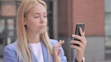 Açıkhava Genç İş Kadını Akıllı Telefon Kayıplarına Tepki Veriyor