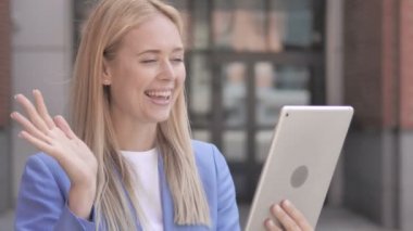 Genç Businesswoman tarafından tablet açık video sohbet