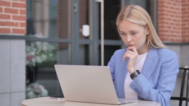 Mujer de negocios Pensando y trabajando en el ordenador portátil, Sentado al aire libre — Vídeos de Stock