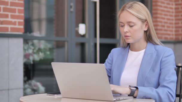 Jovem empresária tosse enquanto trabalhava no laptop ao ar livre — Vídeo de Stock