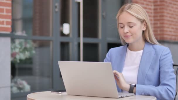 Wow, joven empresaria sorprendida por los resultados — Vídeo de stock