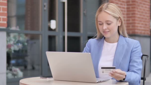 Інтернет покупки від молодої бізнес-леді сидячи на відкритому повітрі — стокове відео
