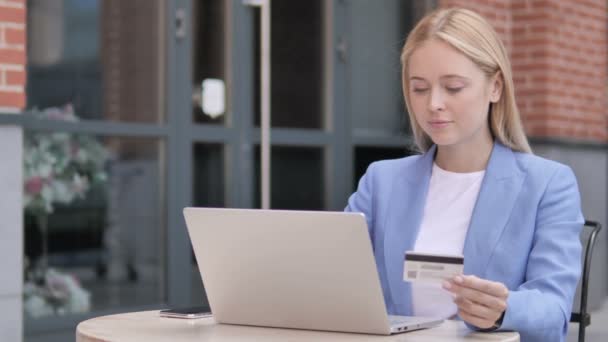 Інтернет магазин провал для молодої бізнес-леді сидячи на відкритому повітрі — стокове відео