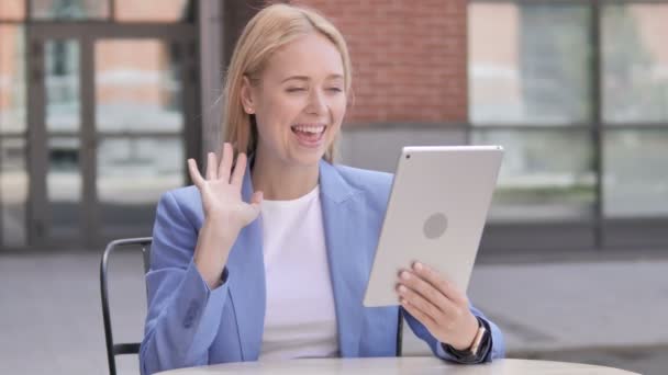 Video Chat en Tablet por la joven empresaria sentada al aire libre — Vídeo de stock