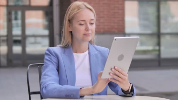 Genç Businesswoman oturma açık ve tezahürat başarı tablet üzerinde — Stok video