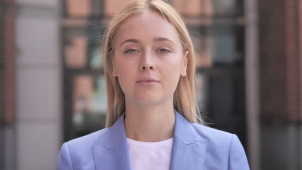 Retrato al aire libre de una joven empresaria — Vídeos de Stock