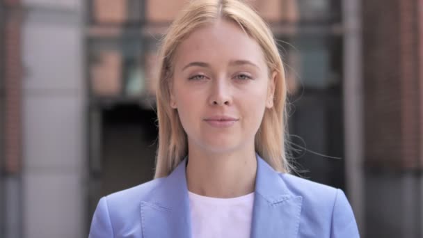 Buiten portret van lachende jonge zakenvrouw — Stockvideo