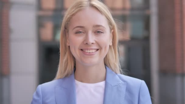 Signe de victoire par jeune femme d'affaires debout en plein air — Video