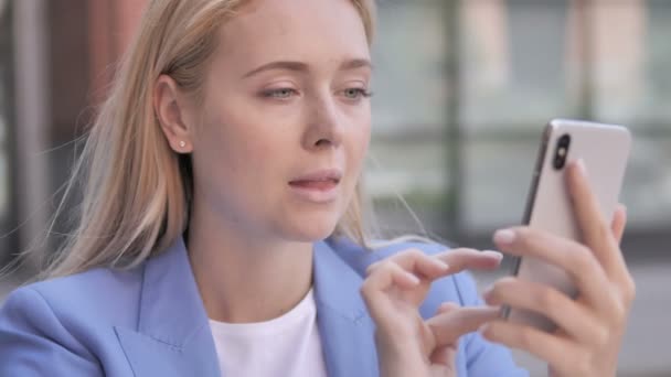 Joven mujer de negocios usando smartphone — Vídeo de stock