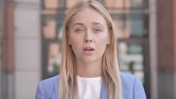 Nee, jonge zakenvrouw schudden hoofd te verwerpen — Stockvideo