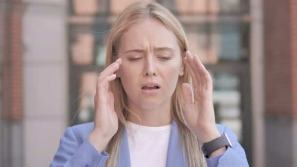 Kopfschmerzen, unbequeme gestresste junge Geschäftsfrau — Stockvideo