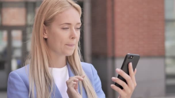 Jonge zakenvrouw met smartphone — Stockvideo