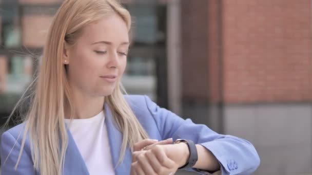 Jovem empresária usando Smartwatch ao ar livre — Vídeo de Stock