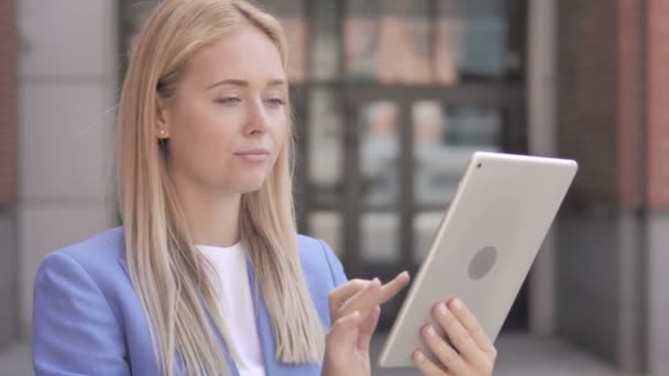 Joven empresaria usando tableta al aire libre — Vídeo de stock