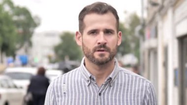 Silence lütfen, sakal Casual Man tarafından dudaklar üzerinde parmak