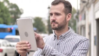 Adam tablet açık başarı için tezahürat