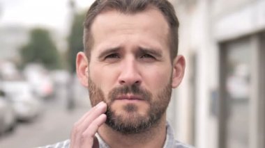 Diş ağrısı, dişi enfeksiyon ağrısı olan adam