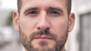 Sakal Casual Man Face yakın