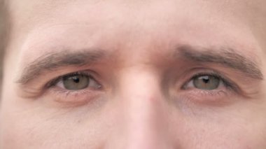 Sakal rahat adam gözleri yanıp sönen