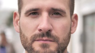 Gülümseyen sakal Casual Man Face yakın