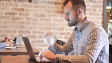 Iş başında baş ağrısı ile sakal Casual adam