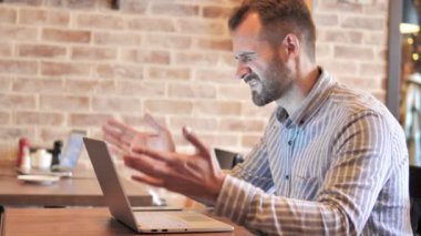 Adam Loft yerde laptop sonuçları tarafından sinirli