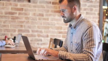 Bilgisayar kullanarak boyun ağrısı ile sakal Casual Man