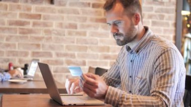 Mutlu adam tarafından başarılı online alışveriş