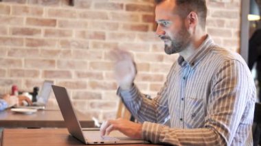 Iş yerinde Man tarafından Laptop Online görüntülü sohbet