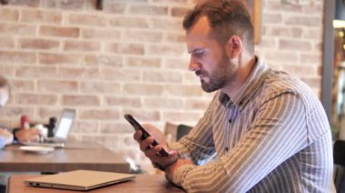 Sakal Casual Man telefonda kayıp tarafından üzgün