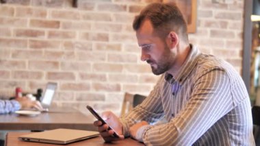 Akıllı telefonda Win kutluyor sakal Casual Man