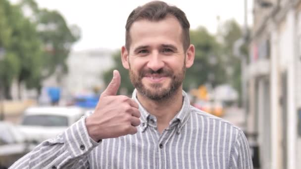 Polegares para cima por barba Casual Homem, Ao ar livre — Vídeo de Stock