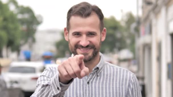 Freier Mann mit Bart lädt neue Leute ein — Stockvideo