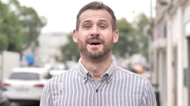Sim, aceitando o homem casual da barba — Vídeo de Stock