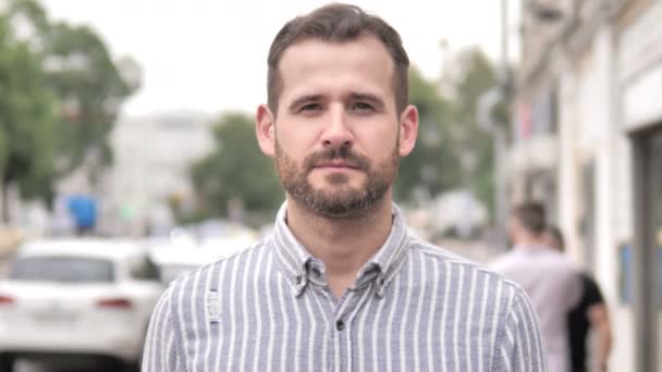 Barba hombre casual celebrando el éxito al aire libre — Vídeos de Stock