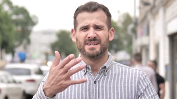 Mann mit Bart ärgert sich über Verlust im Freien — Stockvideo