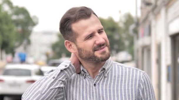 Hombre Casual Barba Cansado con Dolor de Cuello — Vídeos de Stock