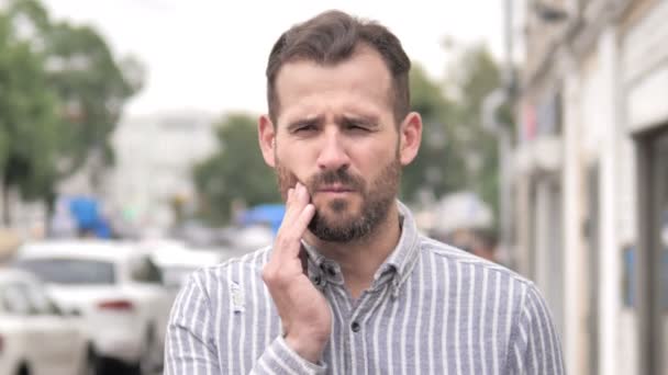 Dor de dente, Homem Casual Barba com Infecção Dentária — Vídeo de Stock