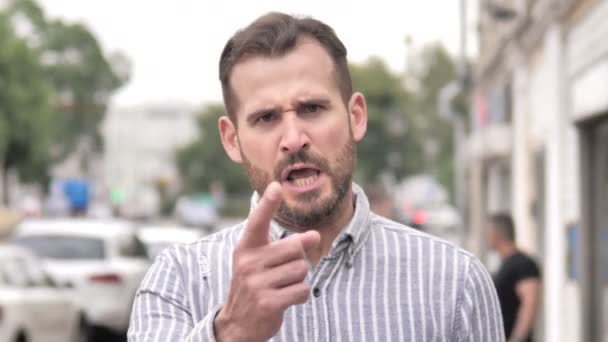 Barba enojada Hombre casual gritando al aire libre — Vídeos de Stock