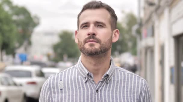 Homem Casual de Barba Apontando com Dedo Ao Ar Livre — Vídeo de Stock