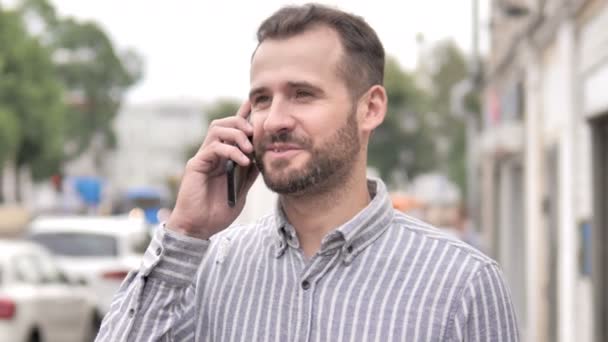 Barba all'aperto Casual Man Parlare al telefono — Video Stock
