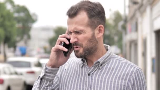 Barba enojada Hombre casual hablando por teléfono — Vídeo de stock